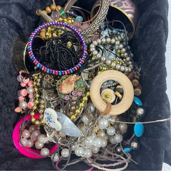 5 pounds of craft jewelry bundle vintage to current for repurpose - Picture 14 of 15